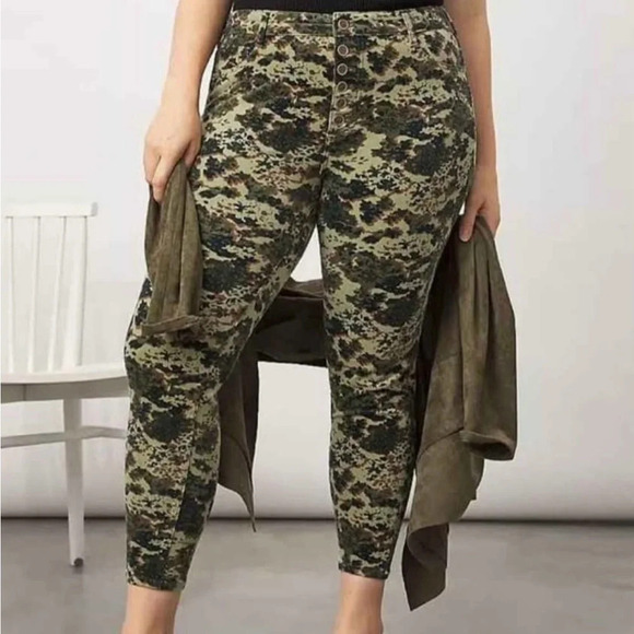 EUC- Pilcro corduroy camo crop pants- size 31 - Picture 1 of 3